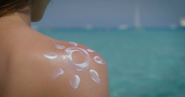 Ragazza Giovane Carina Utilizza Creme Proteggersi Dai Raggi Del Sole — Video Stock