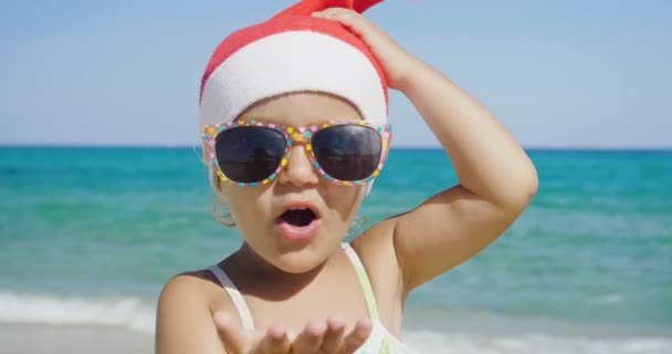 Uma Menina Está Divertindo Brincando Mar Chapéu Papai Noel Maiô — Vídeo de Stock