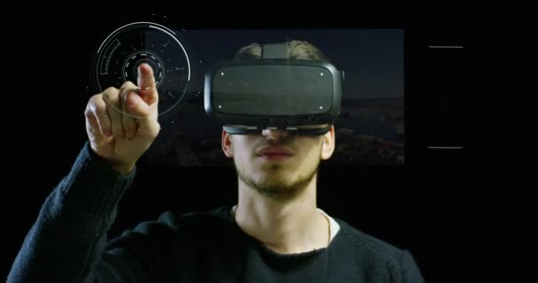 Jeune Homme Agréable Utilisant Réalité Dans Vie Avec Oculus Technologie — Video