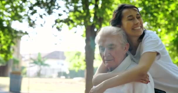 Vídeo Cuidador Enfermeira Abraçando Pensionista Homem Parque — Vídeo de Stock