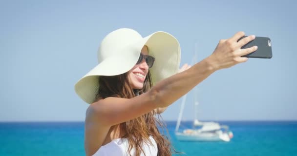 Video Una Donna Che Tiene Cellulare Mare Parla Videochiamata — Video Stock