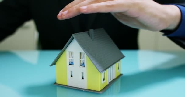 tűz- és lopás .a kezében egy biztosító vagy ingatlanügynök mutatja a ház alaprajzát és okiratok-val biztosította lakáskulcsokat biztosítás .