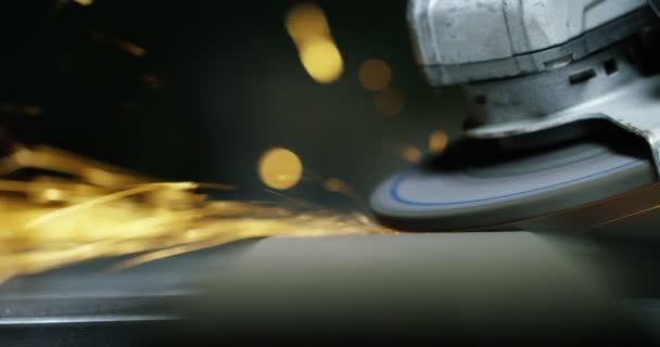 铁匠或焊工 其磨削平滑钢和铁的速度极慢 使表面光滑 砂轮与铁接触会产生火花 — 图库视频影像