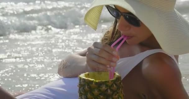Video Donna Che Gode Succo Ananas Sulla Spiaggia Sabbiosa — Video Stock