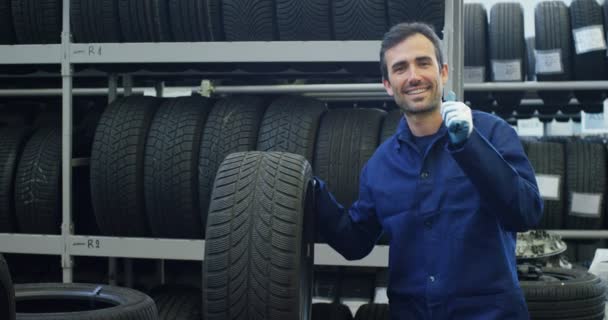 Portrait Jeune Beau Mécanicien Automobile Dans Service Voiture Arrière Plan — Video