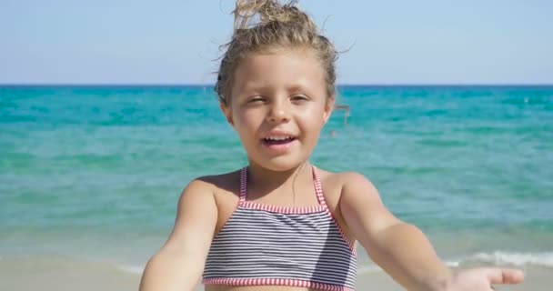 Ένα Κοριτσάκι Διασκεδάζοντας Και Παίζοντας Στη Θάλασσα Ένα Καπέλο Βασίλη — Αρχείο Βίντεο