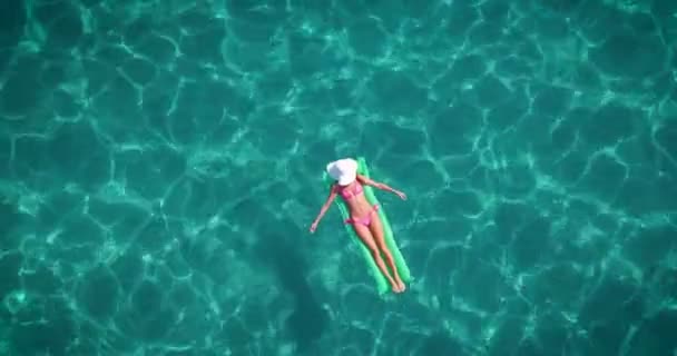 Video Della Vista Aerea Della Donna Che Vacanza Galleggiante Acqua — Video Stock