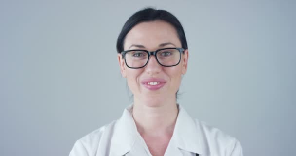 Elma Tutan Gülümseyen Kadın Doktorun Portresi — Stok video
