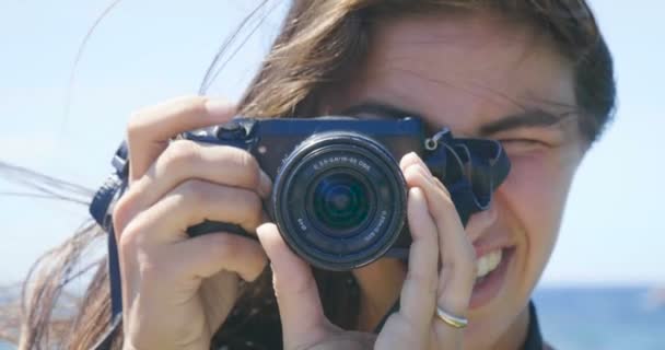 Vídeo Mujer Viajera Con Cámara Fotográfica — Vídeos de Stock