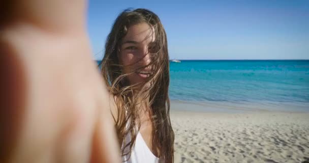 Видео Смеющейся Женщины Отдыхающей Песчаном Пляже Запись Селфи Видео Камеру — стоковое видео