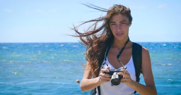 Video Donna Viaggiatore Con Macchina Fotografica Scattare Foto Video Rallentatore — Video Stock