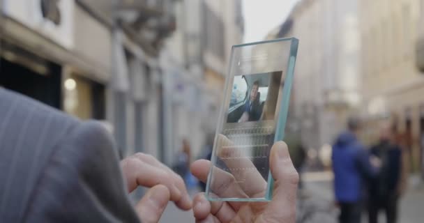 Μερική Προβολή Βίντεο Άνθρωπος Που Χρησιμοποιεί Διαφανές Κινητό Τηλέφωνο Βιντεοκλήση — Αρχείο Βίντεο
