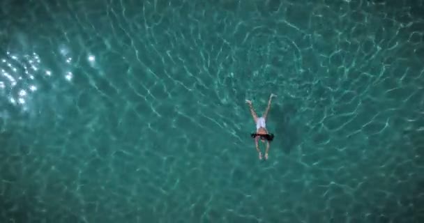 Vista Aérea Vídeo Mujer Nadando Agua Mar Transparente — Vídeos de Stock