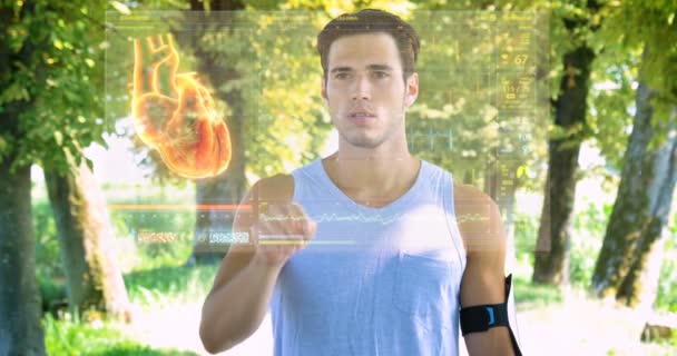 Vídeo Homem Esportivo Bonito Usando Holograma Holográfico Olha Para Batimento — Vídeo de Stock