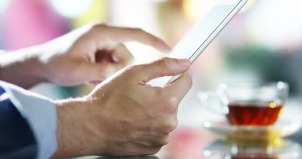 Hand Typen Een Touchscreen Lcd Interactie Met Toepassingen Financiën Wiskundige — Stockvideo