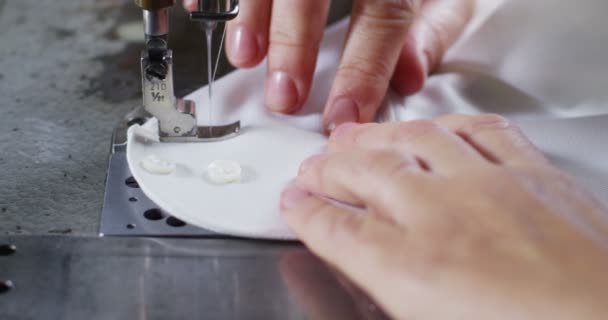 Profesyonel Bir Dikiş Makinesi Ile Beyaz Iplik Bir Talyan Couture — Stok video