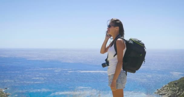 Vidéo Ralenti Femme Tenant Téléphone Mobile Mer Parlant Portant Sac — Video