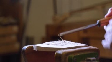 Profesyonel keman asıl kendi elleri ile bir keman yapar, bir saf ağaç Ladin Çam kullanır, desen yapar bir keski uçak. Kavram manevi enstrüman, eller, sanat, müzik, melodi ses çıkardı