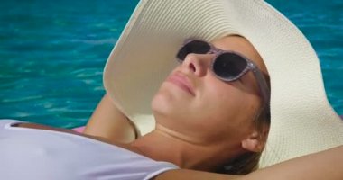 pembe şişme yatak üzerinde yalan ve deniz, ağır çekim video rahatlatıcı kadın