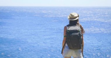 sırt çantası okyanus adlı kadınla gezgin videonun arkadan görünüm 