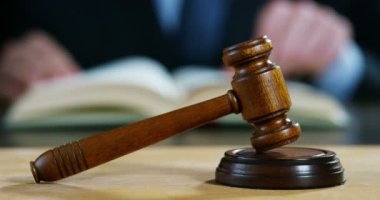 Açık artırma veya avukat veya Noterler tokmak Yargıç sigorta tazminat veya ceza davaları ile sahne.