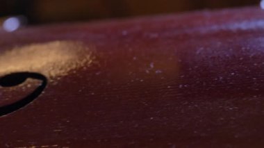 Profesyonel keman asıl kendi elleri ile bir keman yapar, kullanan bir temiz ağaç Ladin, çam, Gözlük, uçaklar, dizeleri tunes. Konsept: manevi enstrüman, el yapımı, sanat, müzik, melodi, ses.