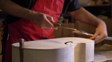 Profesyonel keman asıl kendi elleri ile bir keman yapar, bir saf ağaç Ladin Çam kullanır, desen yapar bir keski uçak. Kavram manevi enstrüman, eller, sanat, müzik, melodi ses çıkardı