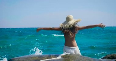 kadın beyaz pareo, ağır çekim video ile video