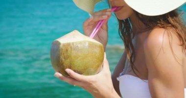 Kumsalda tatil olması ve Hindistan cevizi kokteyl, ağır çekim video içme kadın video