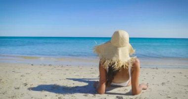 kadın giyiyor beyaz yaz şapka ve yalancı beach video 
