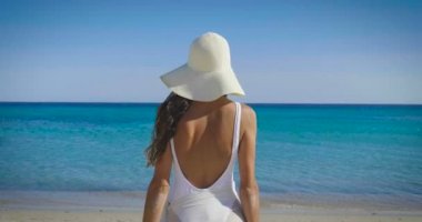 kadın beyaz pareo, ağır çekim video ile video