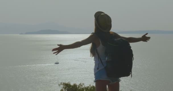 Video Von Reisender Frau Mit Rucksack Meer — Stockvideo