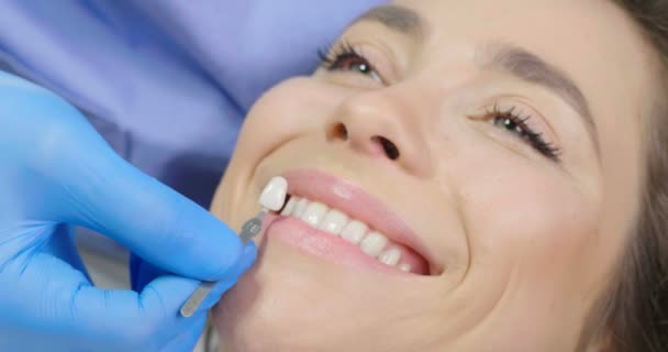 Ralenti Vidéo Femme Assise Hôpital Dentaire Dentiste Choisir Couleur Des — Video