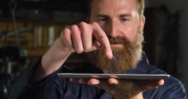 Atölyeyakışıklı Kafkas Sakallı Adam Video Poz Dijital Tablet Kullanarak — Stok video