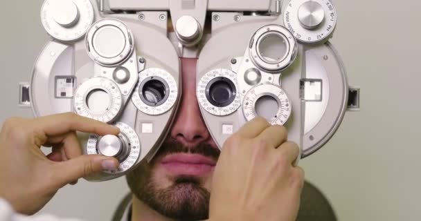 Видео Доктора Проверяющего Глаза Человека Помощью Устройства Офтальмологического Тестирования — стоковое видео
