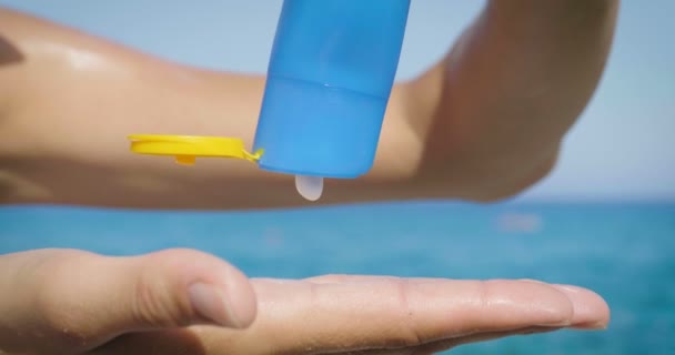 Vídeo Mujer Aplicando Crema Hidratante Para Tomar Sol Hombro — Vídeos de Stock