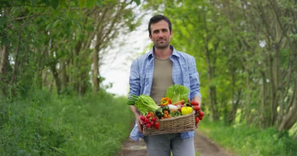 Porträtt Lycklig Ung Jordbrukare Hålla Färska Grönsaker Korg Bakgrund Naturen — Stockvideo