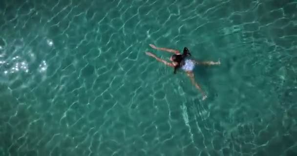 Vista Aérea Video Mujer Teniendo Vacaciones Nadando Agua Clara — Vídeos de Stock