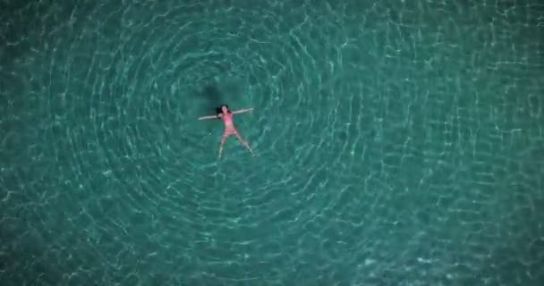 Видео Высоты Птичьего Полета Женщины Плавающей Прозрачной Морской Воде — стоковое видео