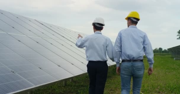 Zadní Pohled Zpomalené Video Dvou Mužů Chodí Solární Panely Mluví — Stock video