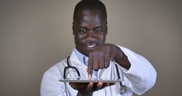 Dijital Tablet Ekranı Kullanarak Beyaz Laboratuvar Önlük Afrikalı Amerikalı Doktor — Stok video