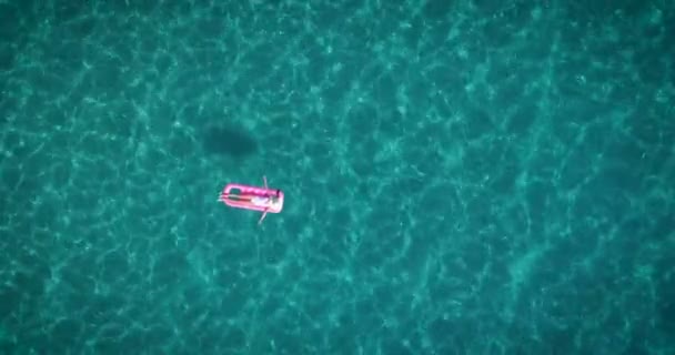 Vídeo Vista Aérea Mulher Que Tem Férias Que Flutua Água — Vídeo de Stock