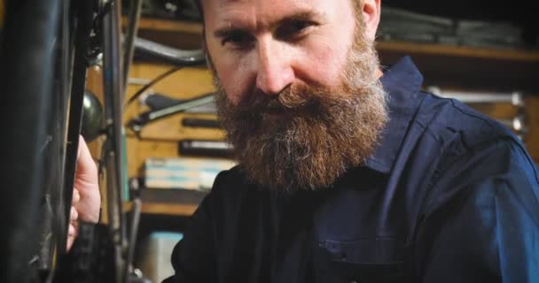 Video Bearded Caucasian Man Repairing Bicycle Wheel — Stock Video