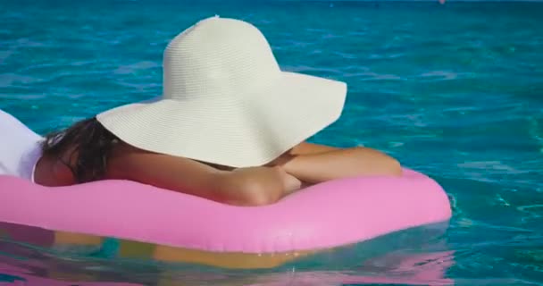Γυναίκα Ξαπλωμένη Ροζ Φουσκωτό Στρώμα Και Χαλάρωση Στη Θάλασσα Βίντεο — Αρχείο Βίντεο