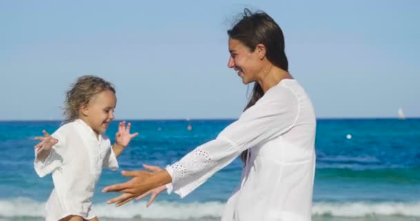 Familia Madre Hija Jugando Felizmente Mar Abrazándose Con Ropa Blanca — Vídeo de stock