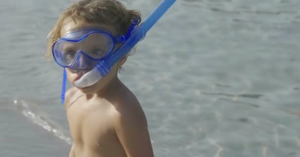 Retrato Una Hermosa Niña Jugando Mar Linda Sonriendo Una Máscara — Vídeo de stock