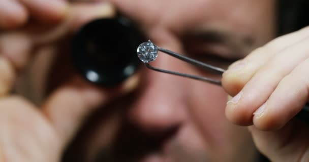 Vídeo Pedra Preciosa Diamante Caro Ferramenta Pinças Avaliador Homem Verificando — Vídeo de Stock