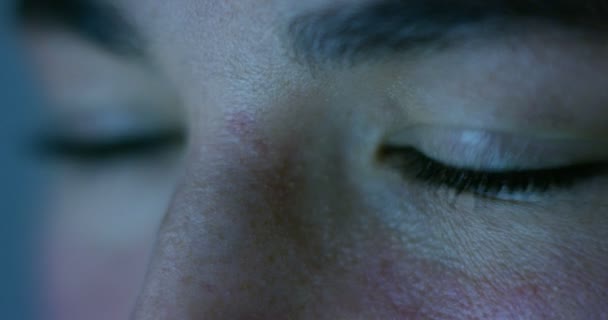 les yeux macro de la femme la nuit tout en utilisant une tablette, smartphone.the avenir de la technologie web et concept de technologie vidéo. connexions et vision de l'avenir des enfants avec le web. Protection d'Internet .