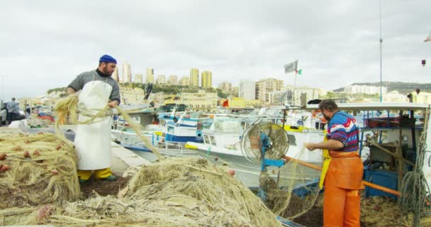 Video Von Fischern Die Mit Fischernetzen Hafen Mit Booten Arbeiten — Stockvideo