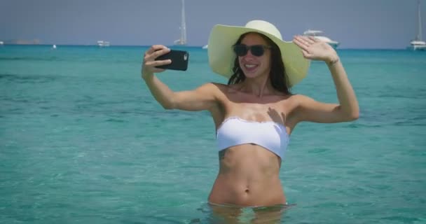 Cep Telefonu Denizde Tutarak Selfie Fotoğraf Çekici Kadın Video — Stok video